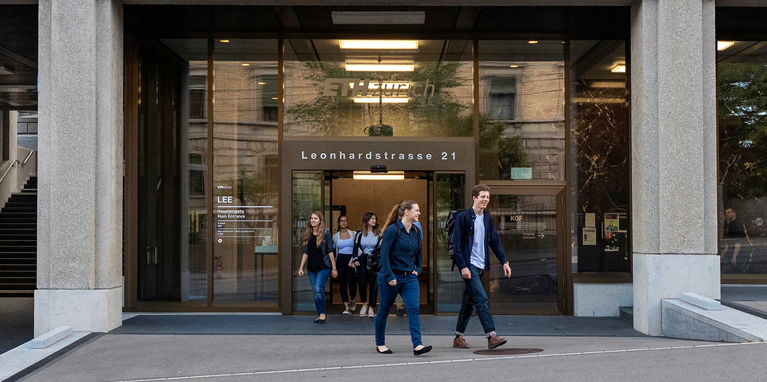 Studierende vor dem Haupteingang des Departementsgebäudes an der Leonhardstrasse 21