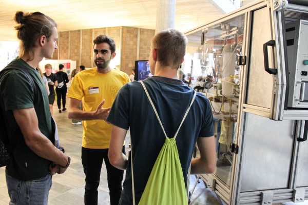 Drei Personen am Ausstellungsstand vom Fokus-Projekt SOWA.