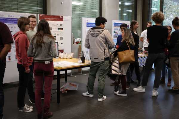 Besucherinnen und Besucher im LEE Foyer