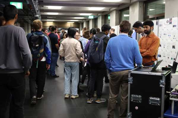 Besucherinnen und Besucher im LEE Foyer