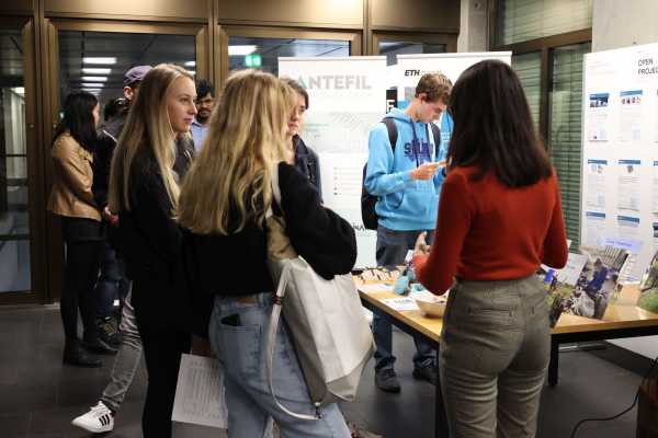 Studentinnen an einem Tisch mit Ausstellungsgegenständen