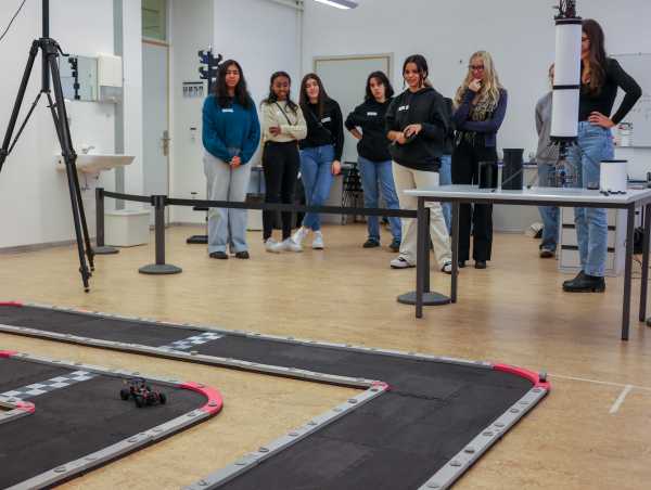 Schülerinnen im IDSC Labor vor einer Modellrennbahn