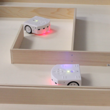Thymio-Roboter fahren durch ein Labyrinth