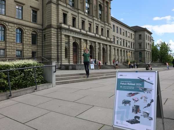 Vergrösserte Ansicht: Plakat zum Fokus-Rollout vor dem Hauptgebäude der ETH Zürich