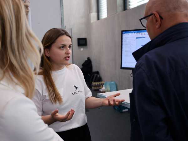 Vergrösserte Ansicht: Studentin spricht mit zwei Besuchern