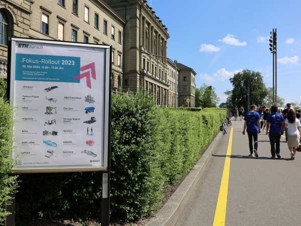 Vergrösserte Ansicht: Plakat zum Fokus-Rollout vor dem Hauptgebäude der ETH Zürich