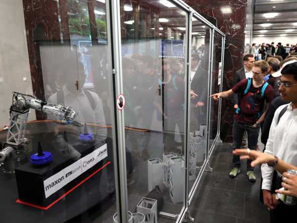 Vergrösserte Ansicht: Roboterarm des Fokus-Projekts ASIRA hinter Plexiglasscheiben