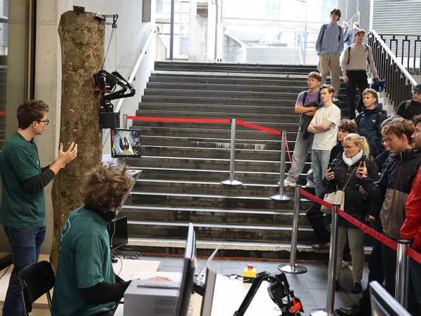 Vergrösserte Ansicht: Demonstration Kletterroboter MONKEE