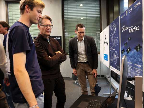 Vergrösserte Ansicht: Ausstellungsposter Projekt SWARM