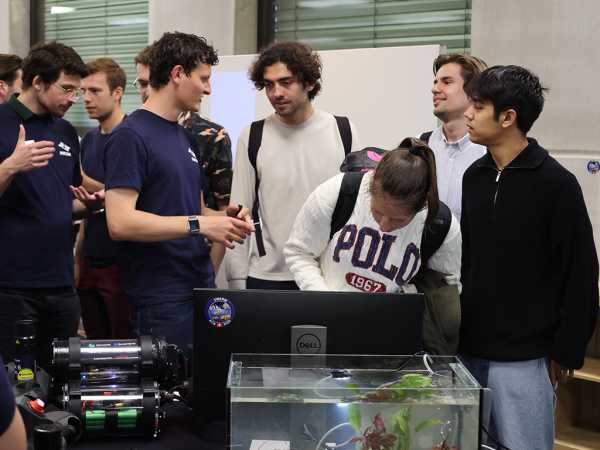 Vergrösserte Ansicht: Roboter, Aquarium, Besucher Projekt SWARM