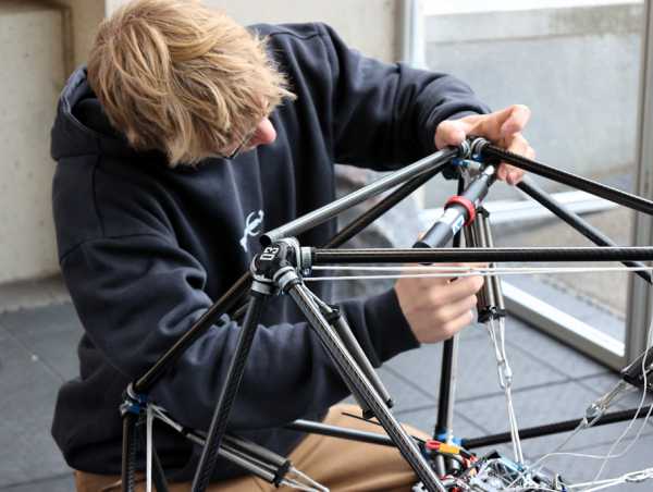 Vergrösserte Ansicht: Student mit SERENITY Roboter
