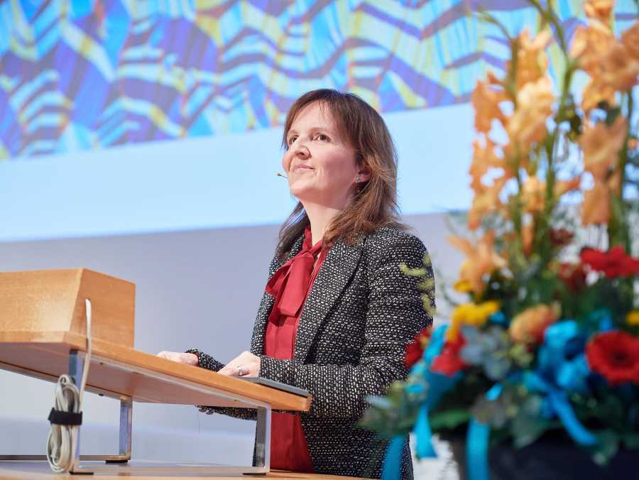 Professor Laura De Lorenzis am Rednerpult