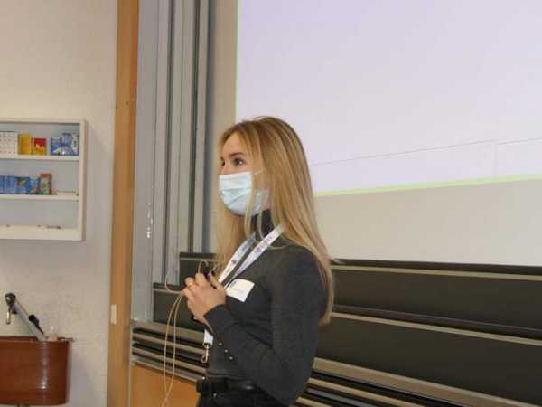 Michèle Strzelecki welcomes the participants