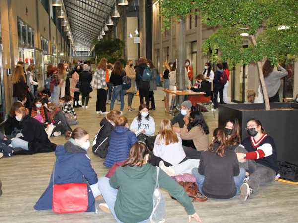 A relaxed start into a busy day: students sitting in CLA Hall