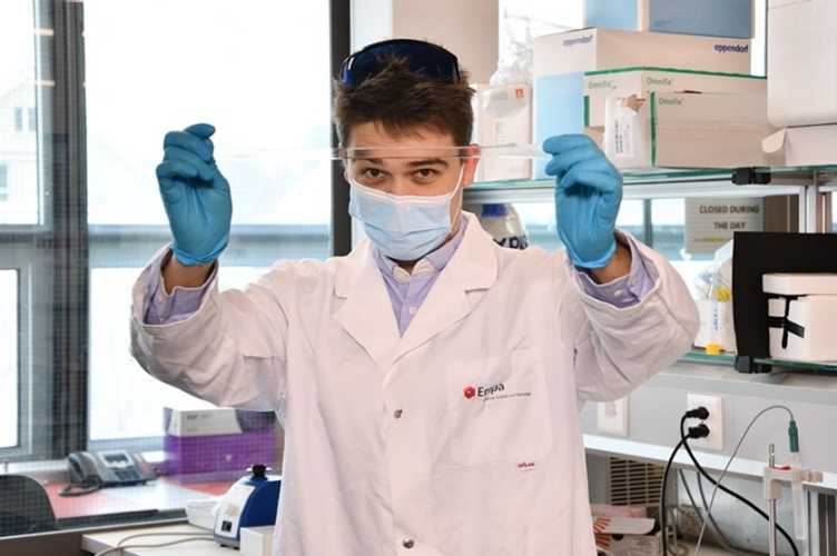 Enlarged view: Alexandre Anthis in the lab with a lab coat, mask and gloves