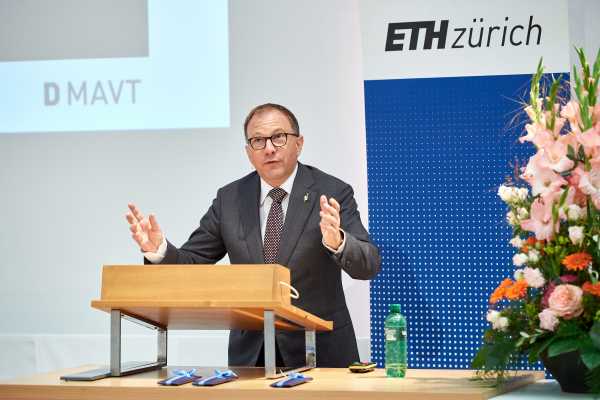 Keynote speaker Martin Hirzel, President of Swissmem, holds his speech in HPH G2 and is broadcast to G1.