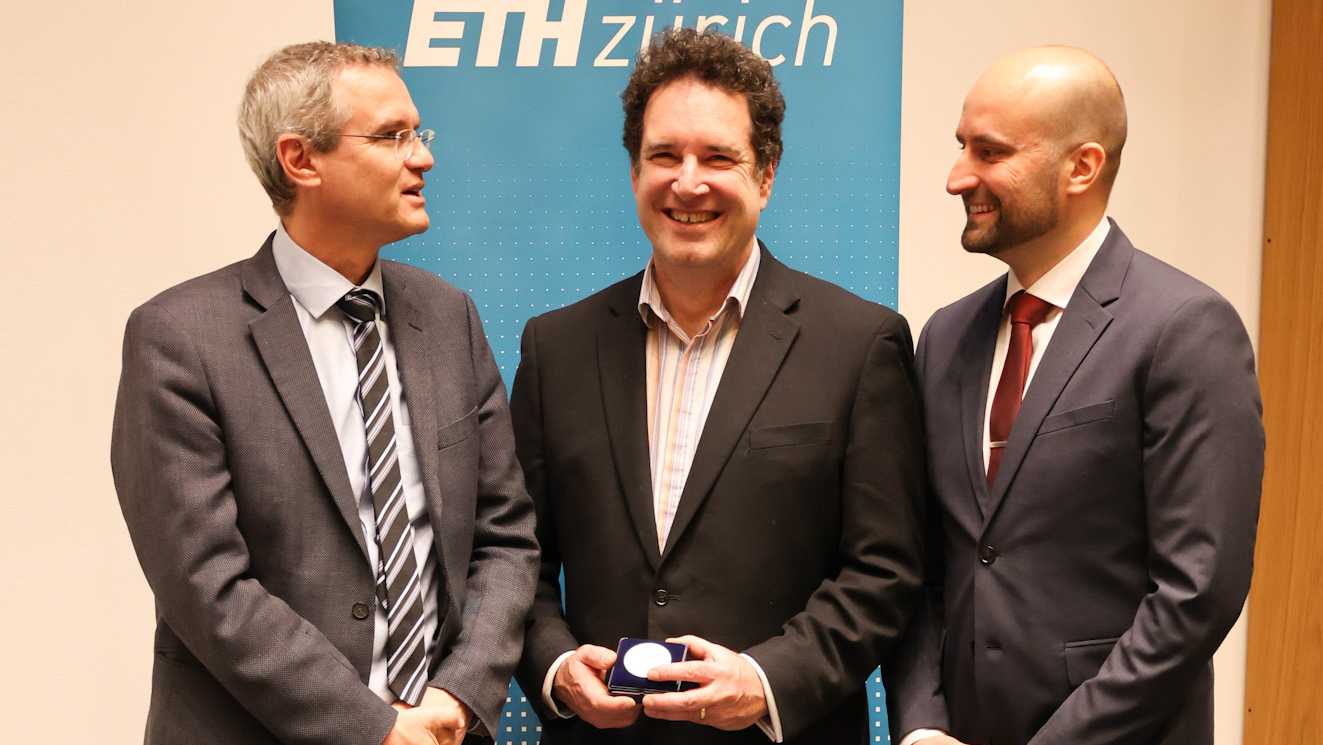 FFormal photo with Hod Lipson holding the medal, flanked by Edoardo Mazza and Robert Katzschmann