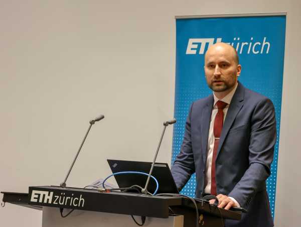 Robert Katzschmann at the lectern during the laudation