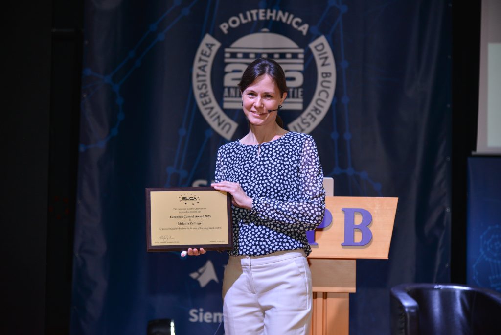 Enlarged view: Professor Melanie Zeilinger holding the diploma for the award.