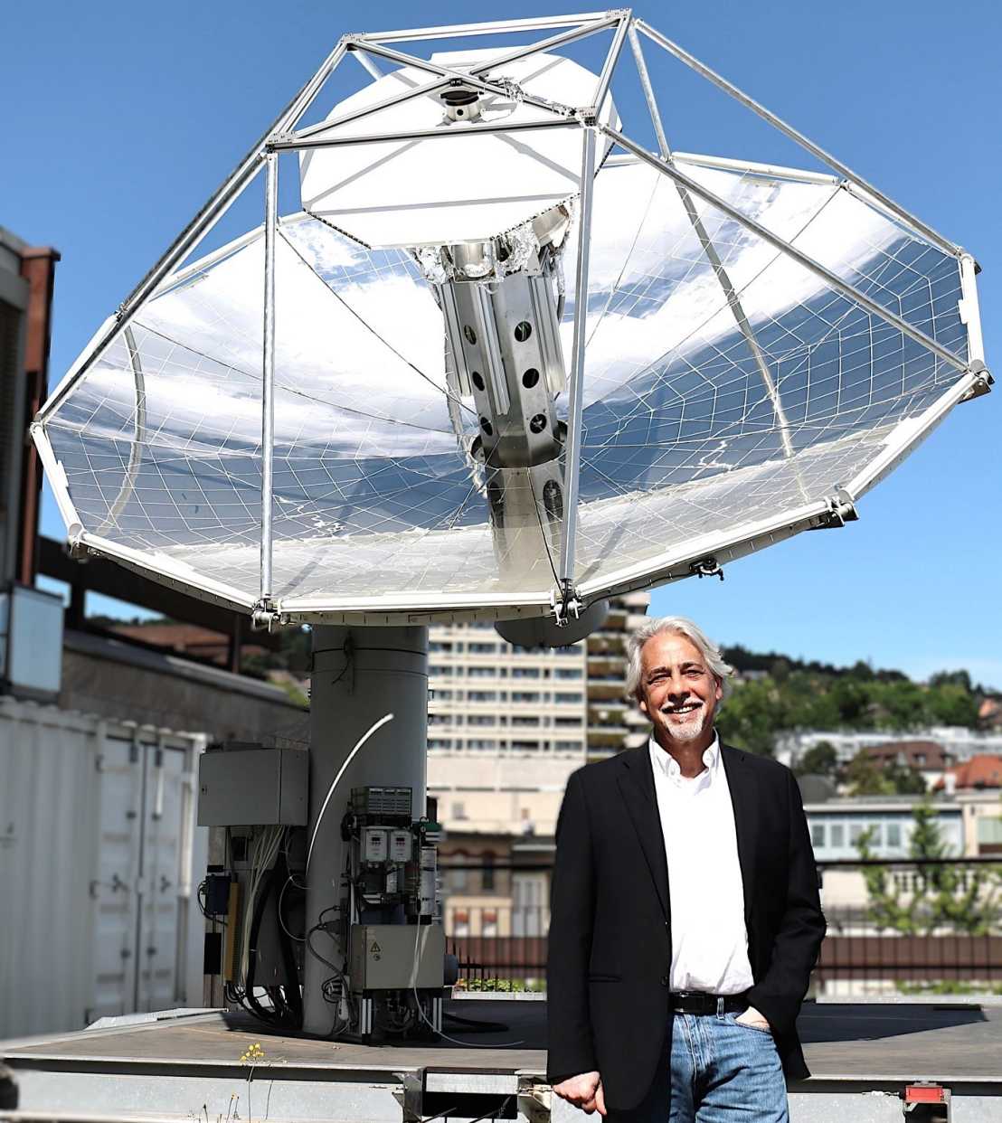 Aldo Steinfeld in front of the solar system on the roof top of ETH