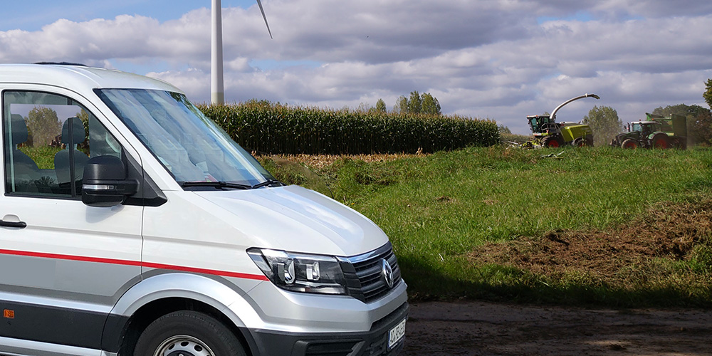 Kleinlastwagen vor Landschaft mit Windrad