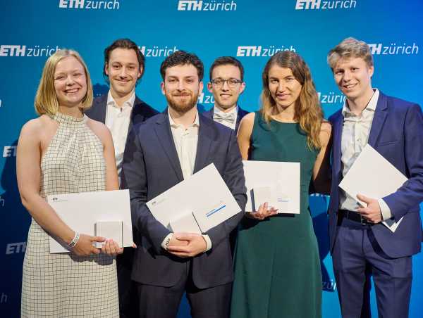 Enlarged view: Graduates with award