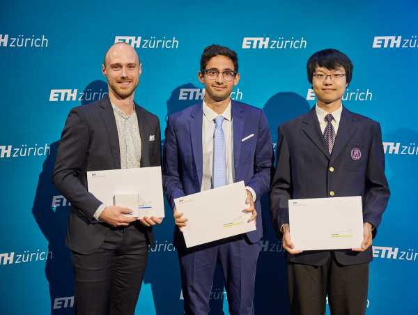 Enlarged view: Graduates with award