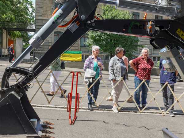 Enlarged view: Visitors marvel at the excavator from eXact