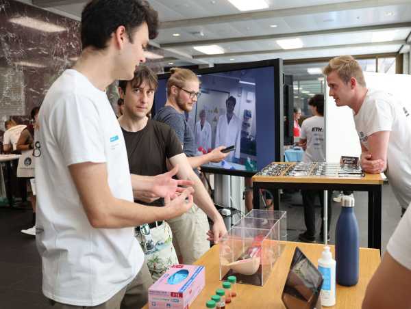 Enlarged view: Students explain to visitors how their novel medical imaging solution works