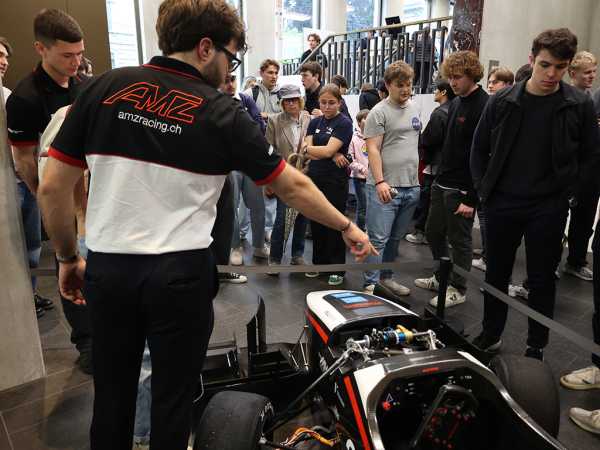 Enlarged view: Student erklärt Besuchern den Rennwagen