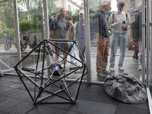 Enlarged view: SERENITY Roboter bei der Demonstration vor dem LEE-Gebäude