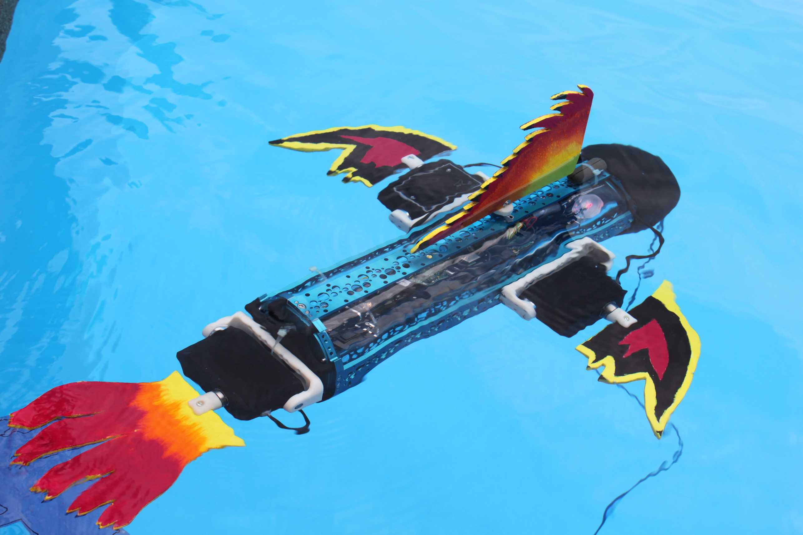 Roboterfisch mit Flossen im Wasser
