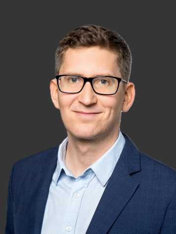 Portrait photo of Professor Leutenegger